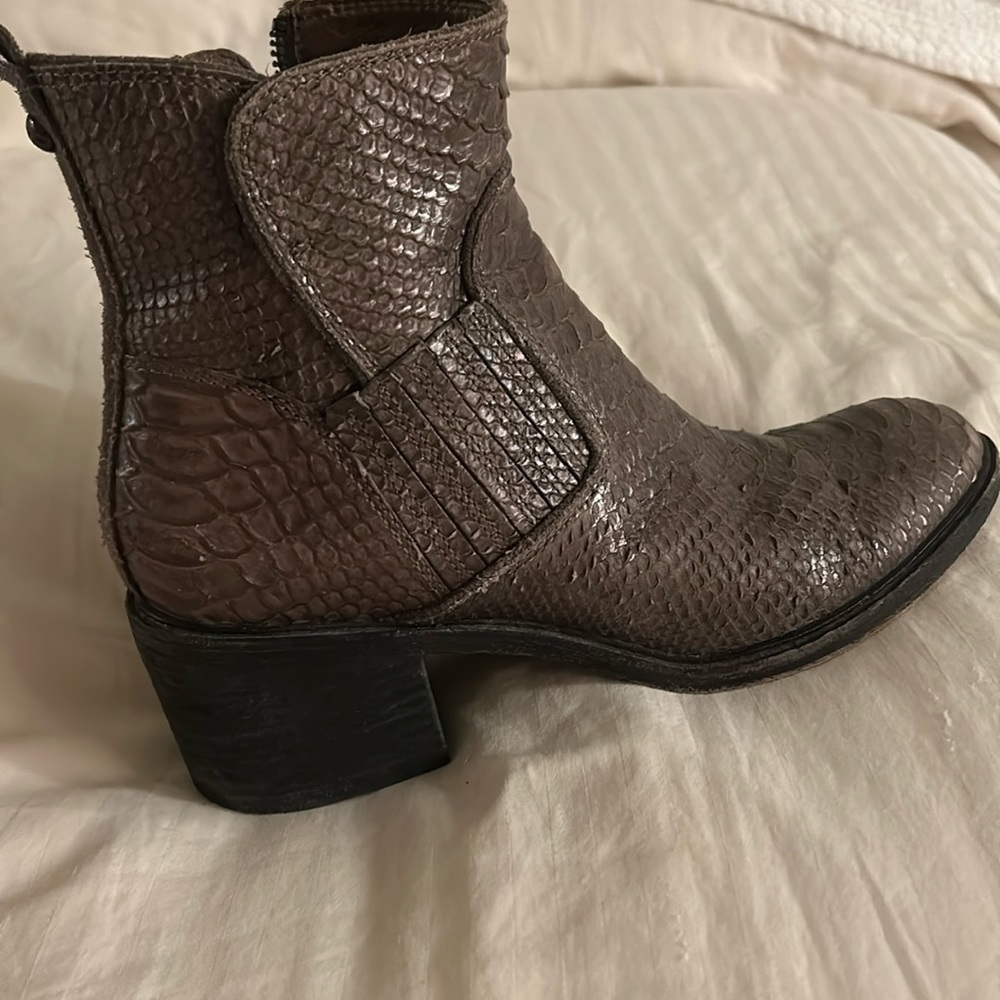 Donald J Pliner boots